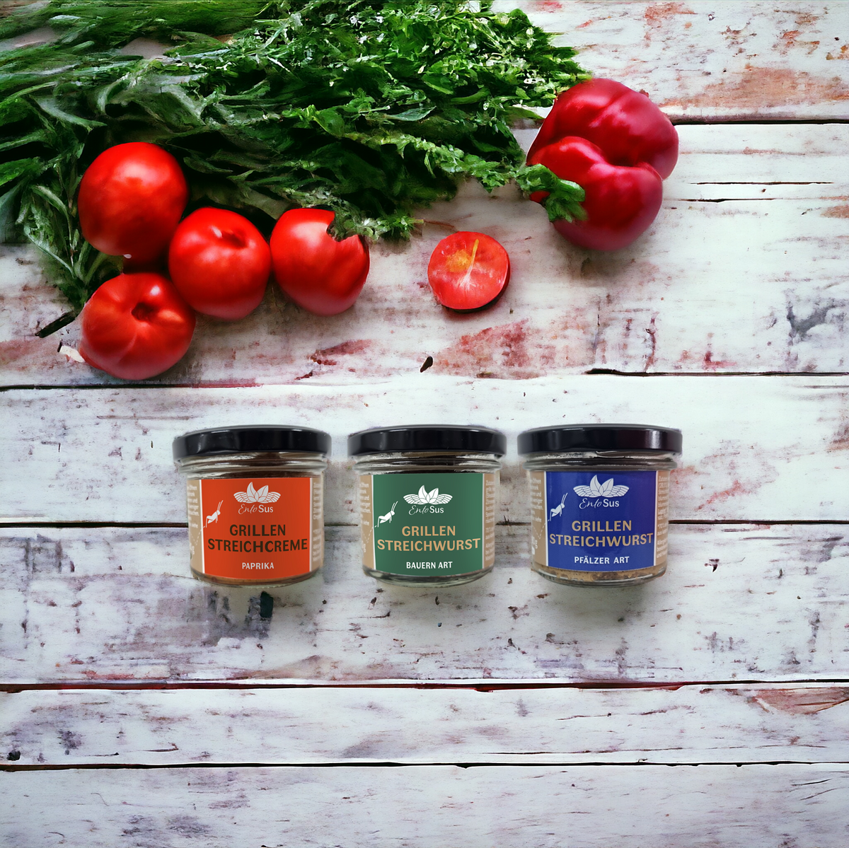 Drei Gläser EntoSus Brotaufstrich mit Grillen: Paprika, Bauern Art und Pfälzer Art, je 90 g